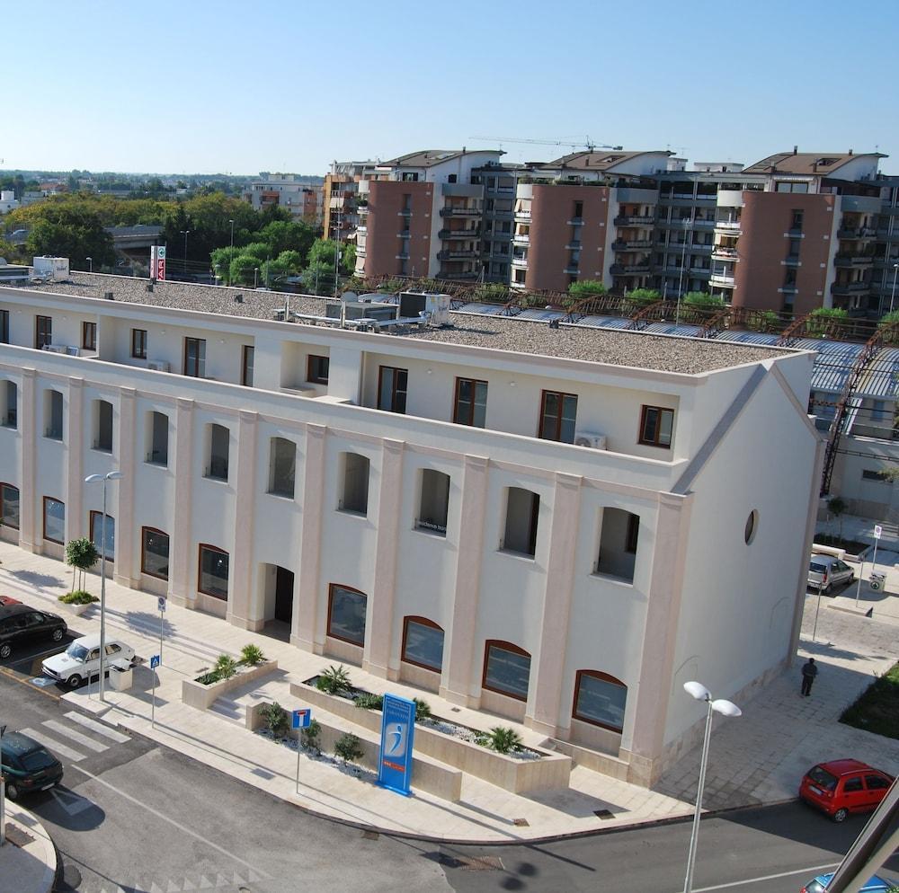 Residence Trani Exteriör bild